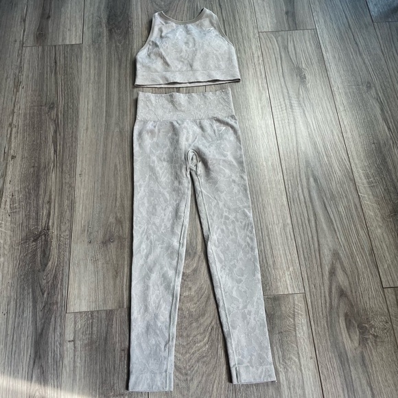 Gymshark Gray Adapt Butterfly Seamless Sports‎ Bra and Leggings Set - Picture 1 of 7